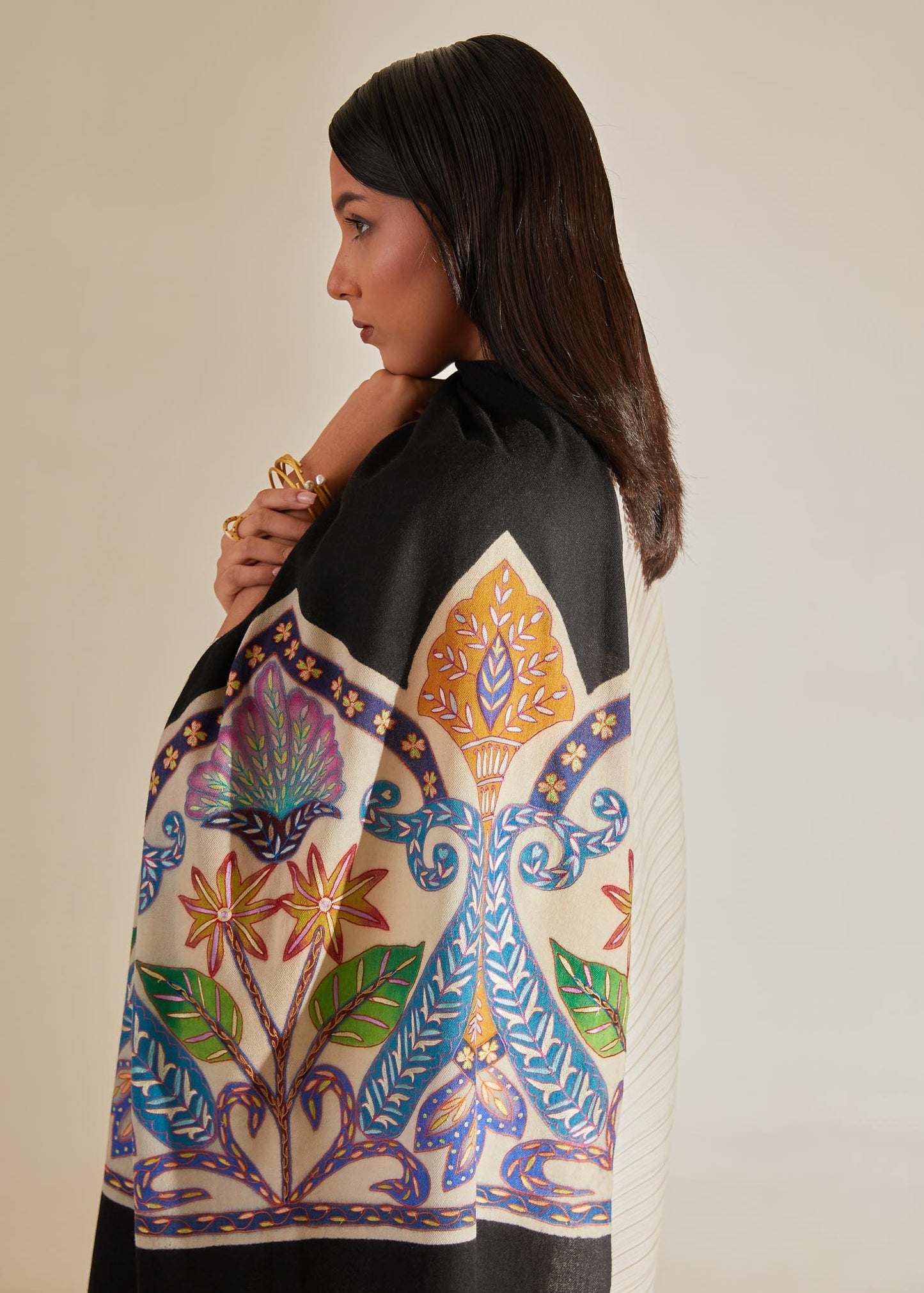 Model is wearing the pashmina kalamkari border stole from shaza. 