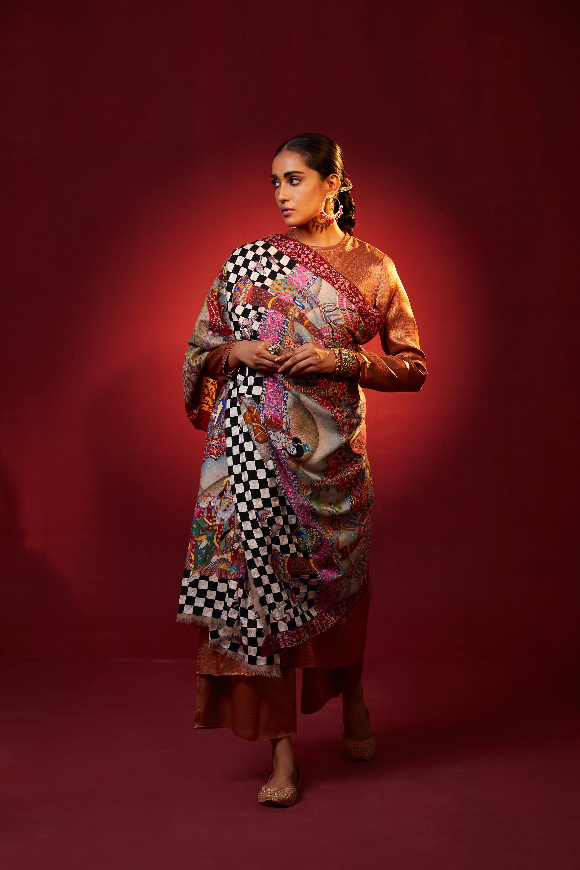 Model is wearing the Manohar Pashmina shawl by Shaza.