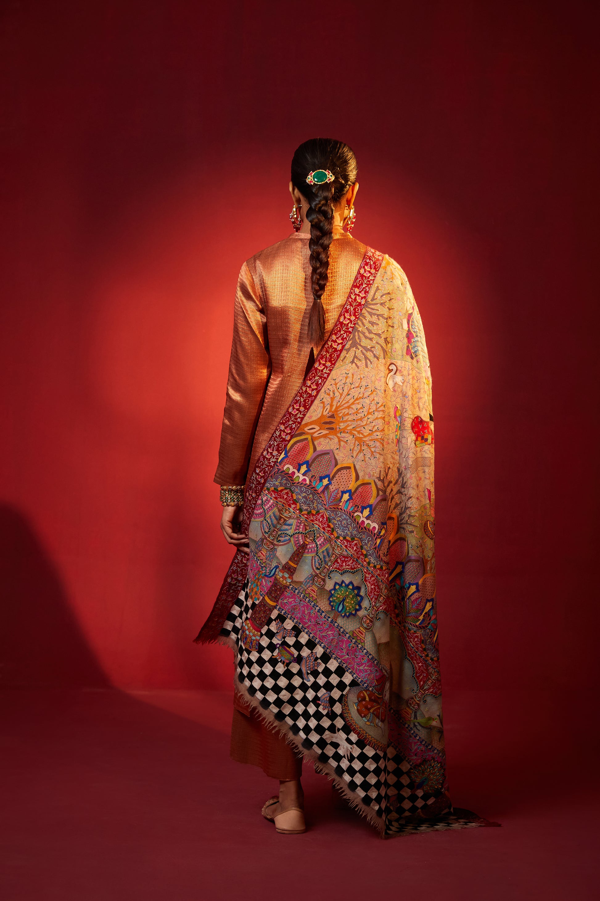 Model is wearing the Manohar Pashmina shawl by Shaza.