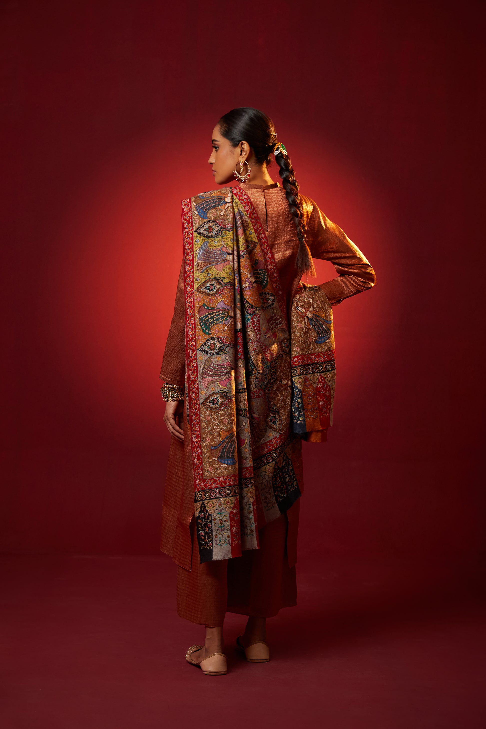 Model is wearing the Jashn pashmina shawl by Shaza.