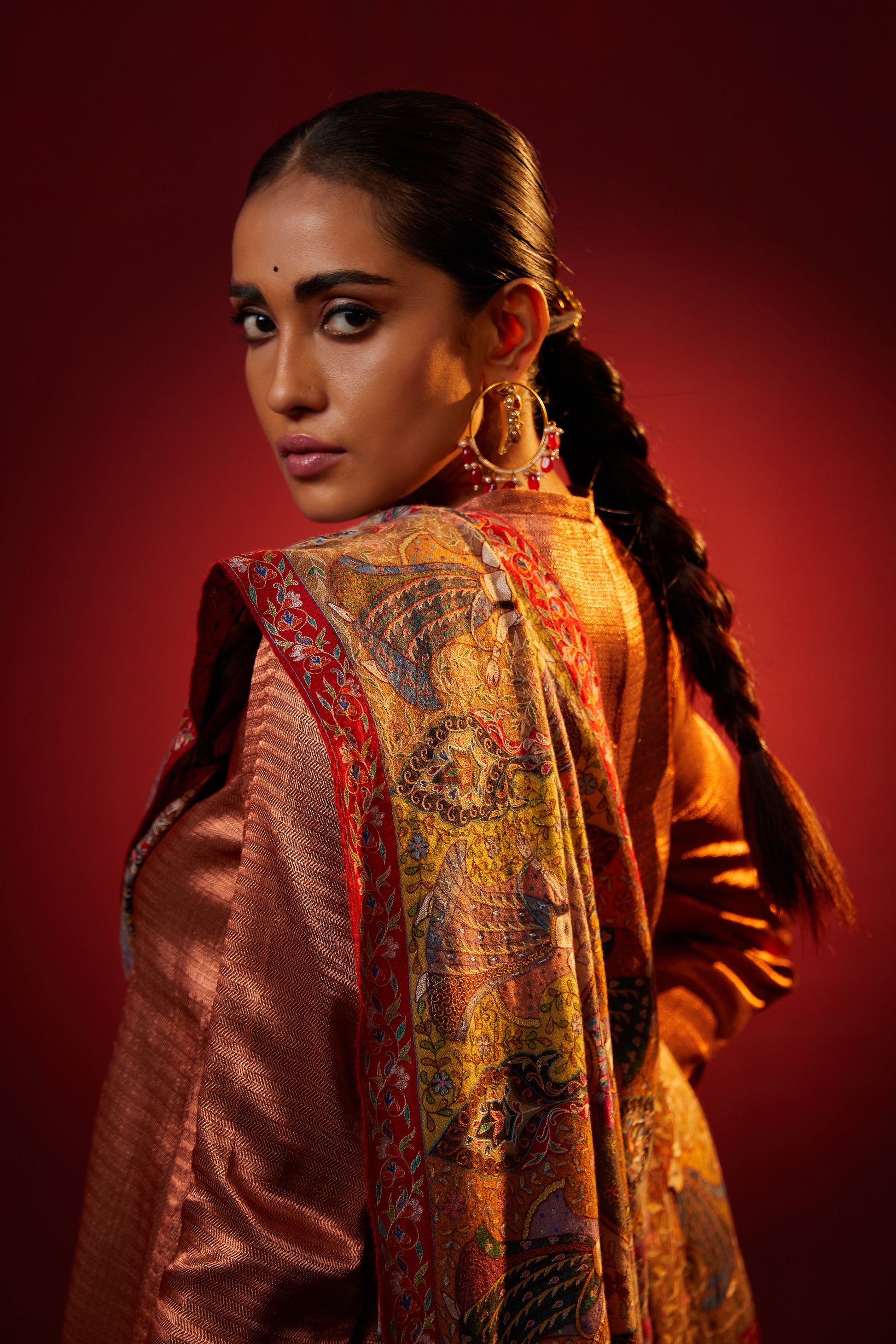Model is wearing the Jashn pashmina shawl by Shaza.