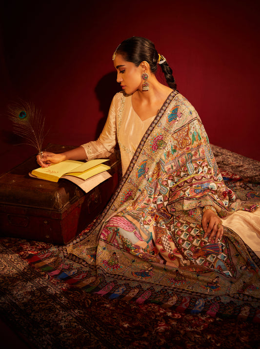 Model is wearing Rajmanoranjan Pashmina Shawl by shaza.
