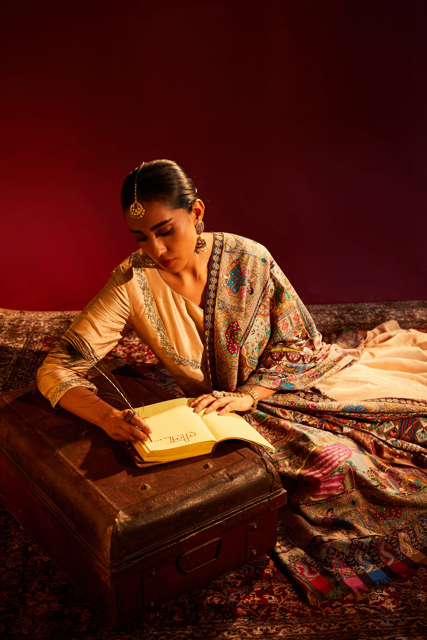 Model is wearing Rajmanoranjan Pashmina Shawl by shaza.