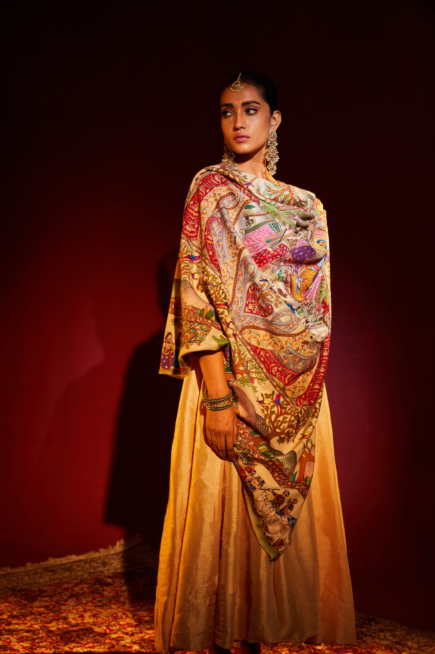 Model is wearing the Govardhan pashmina shawl.