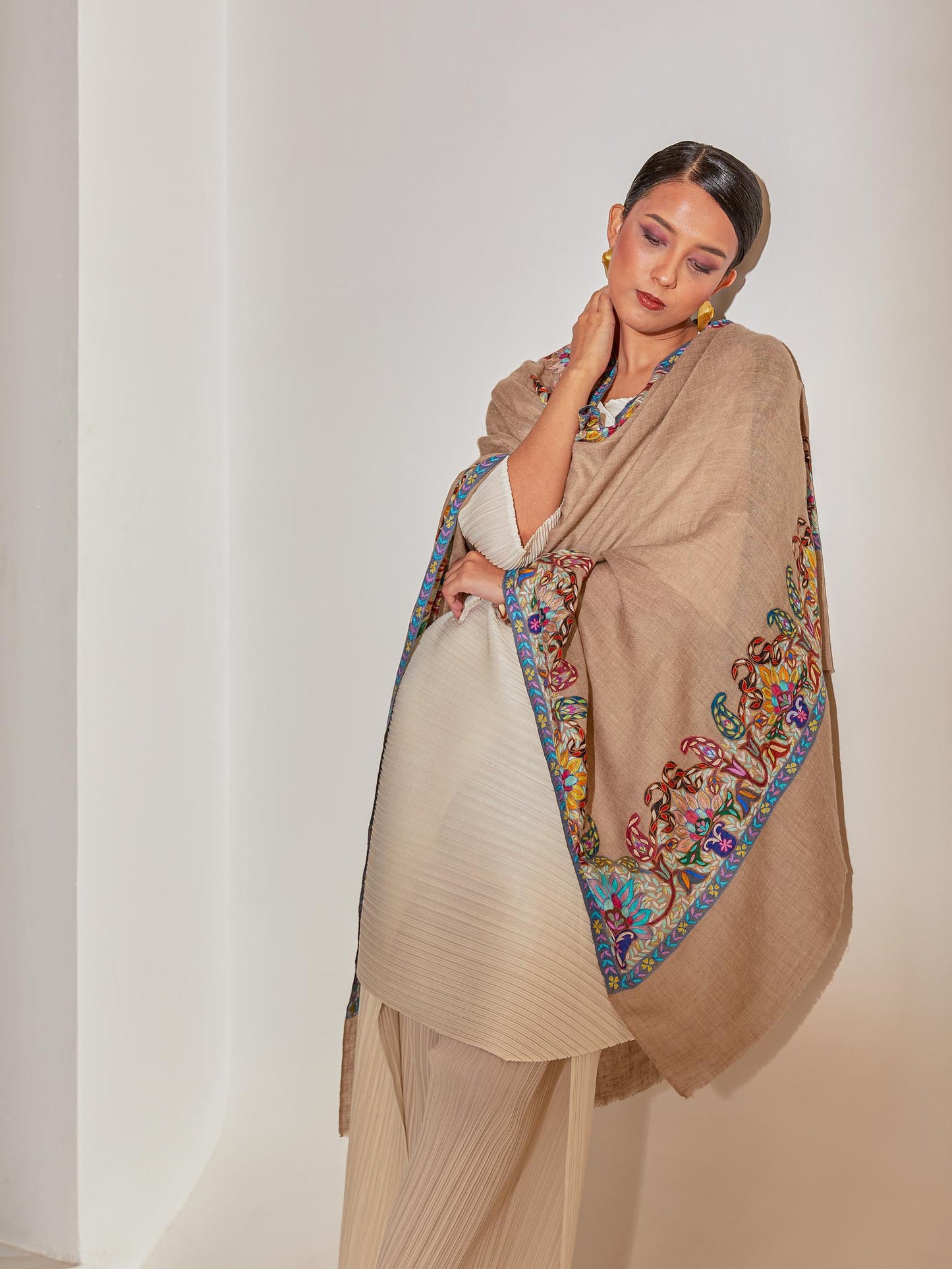 Model is wearing the Sahira Pashmina Shawl from Shaza.