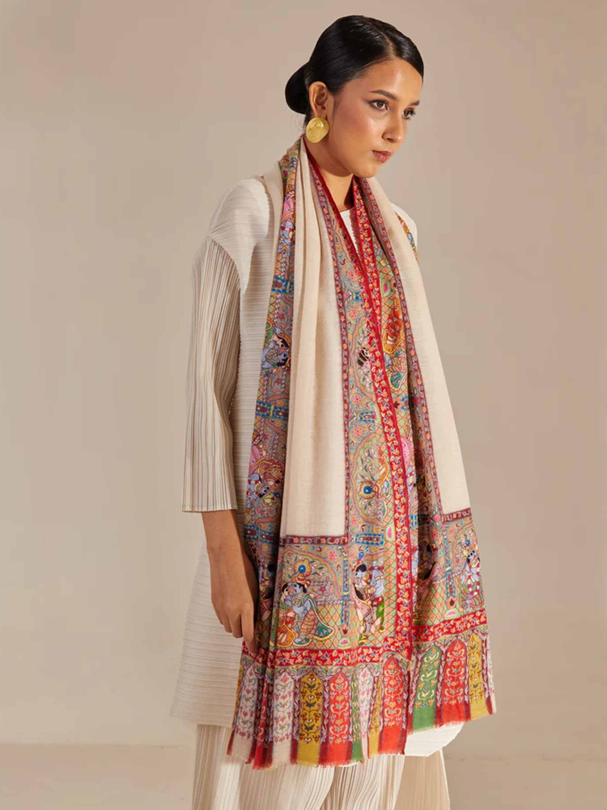 Model is wearing the Manohar Border Pashmina Kalmakari Shawl by Shaza.