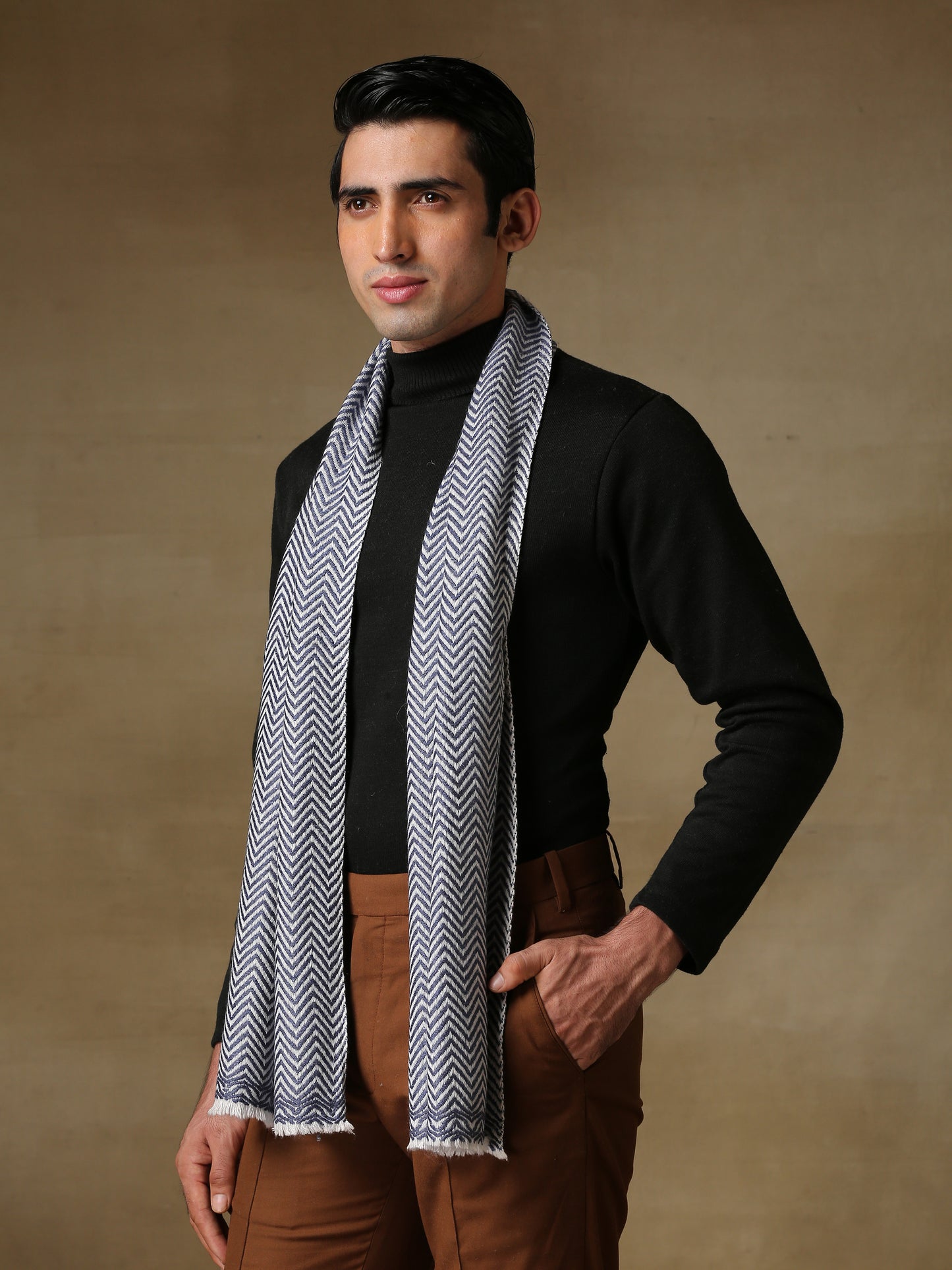 Cashmere Muffler in Chevron