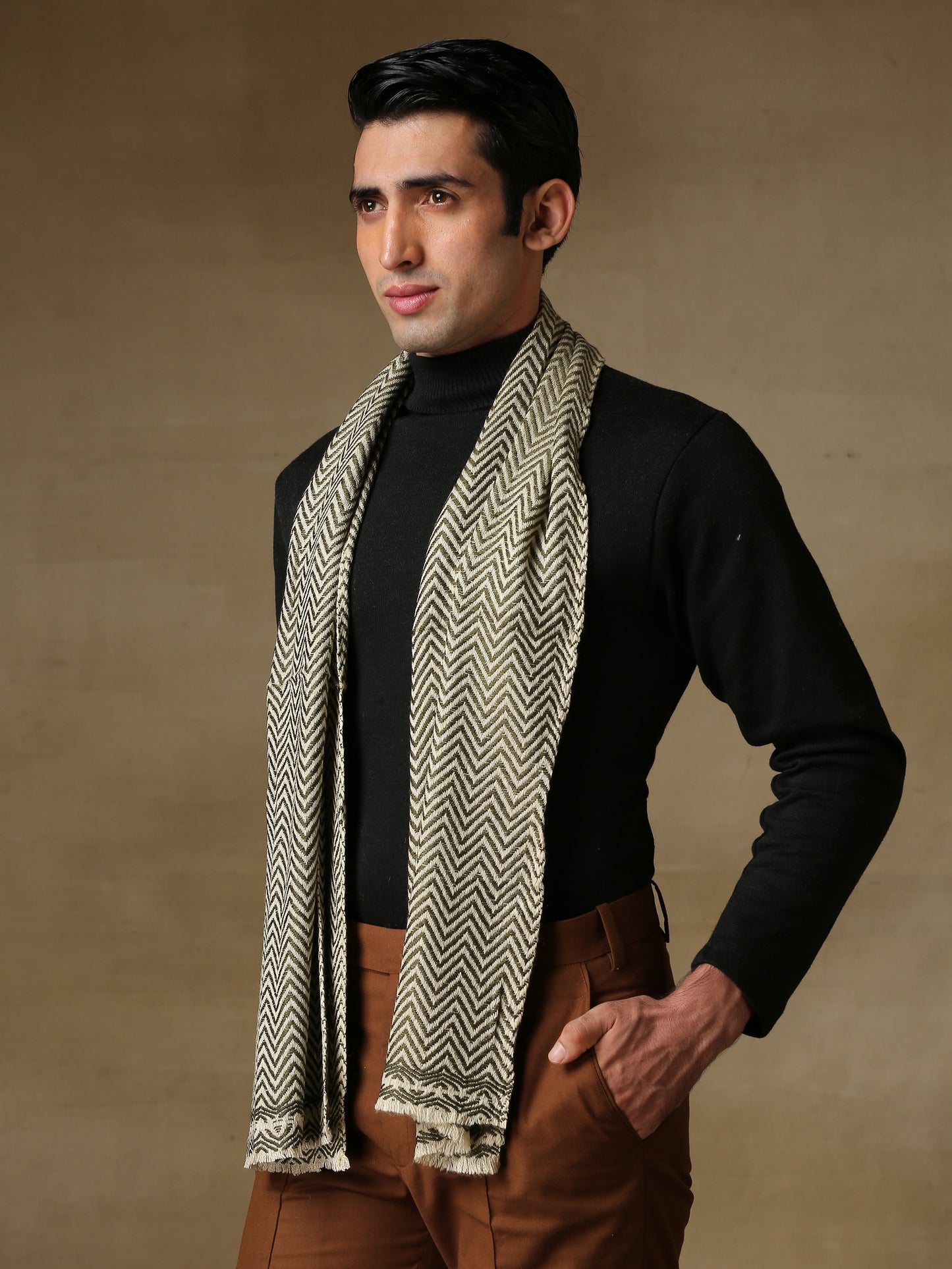 Cashmere Muffler in Chevron