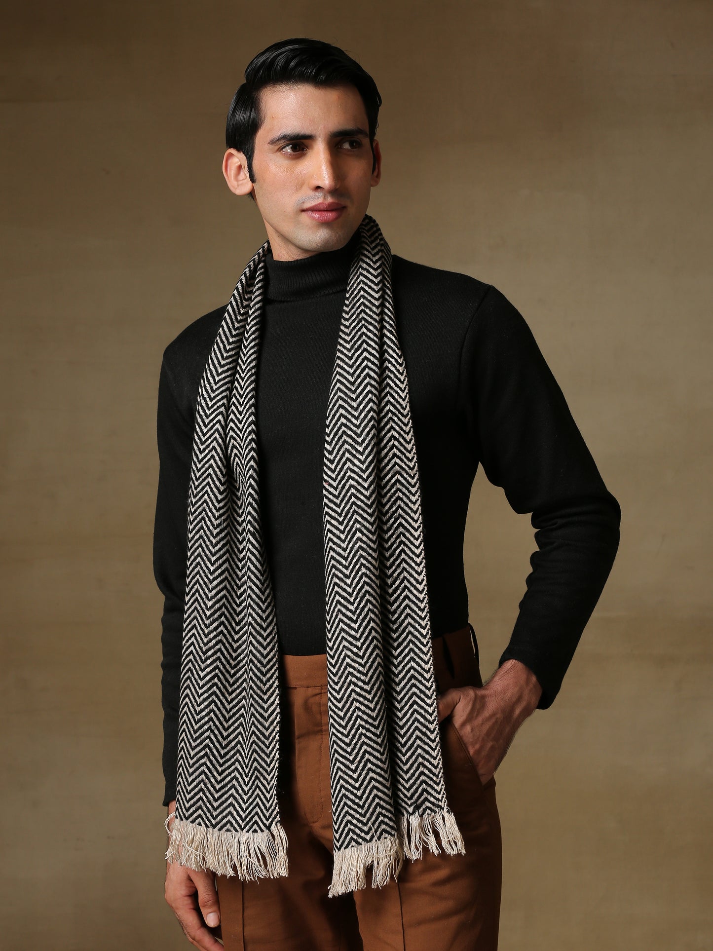 Cashmere Muffler in Chevron