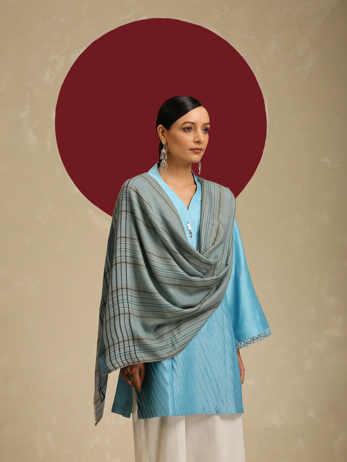 Model is wearing Pashmina check stole in ice blue and indigo.