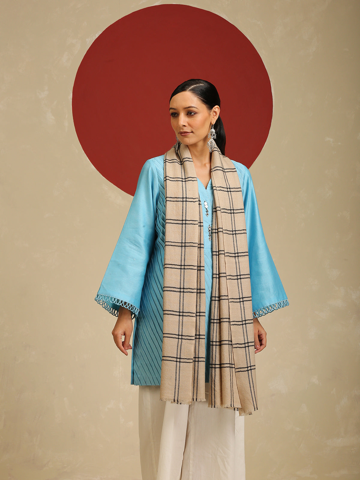 Model is wearing a Pashmina Check Stole in cream with black crosslines