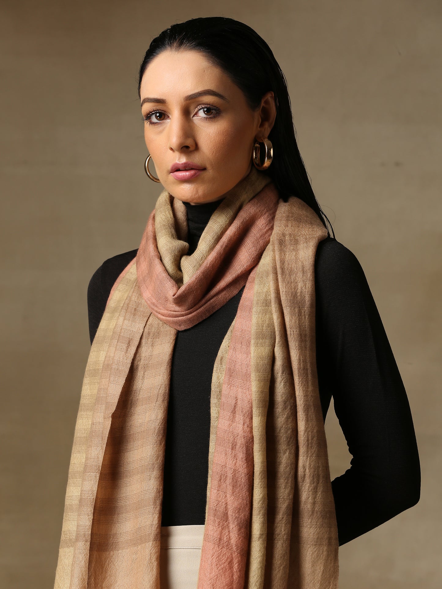 Model is wearing pashmina ombre in self weave stole in colours of blush pink and fawn.
