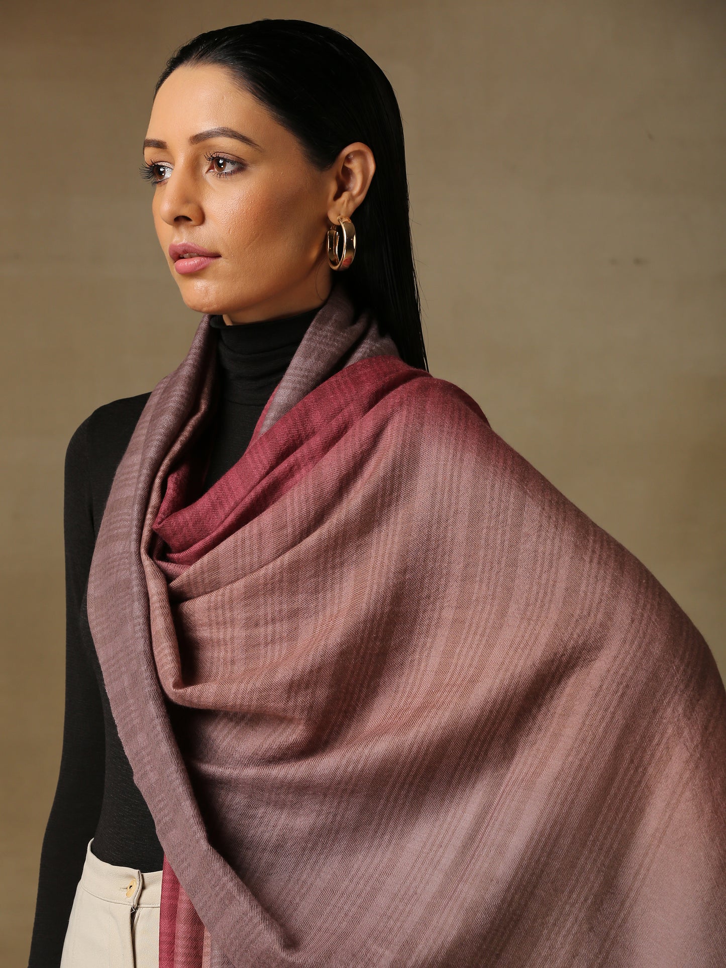 Model is wearing a Pashmina Ombre Stole in self weave in the colour foggy pink.