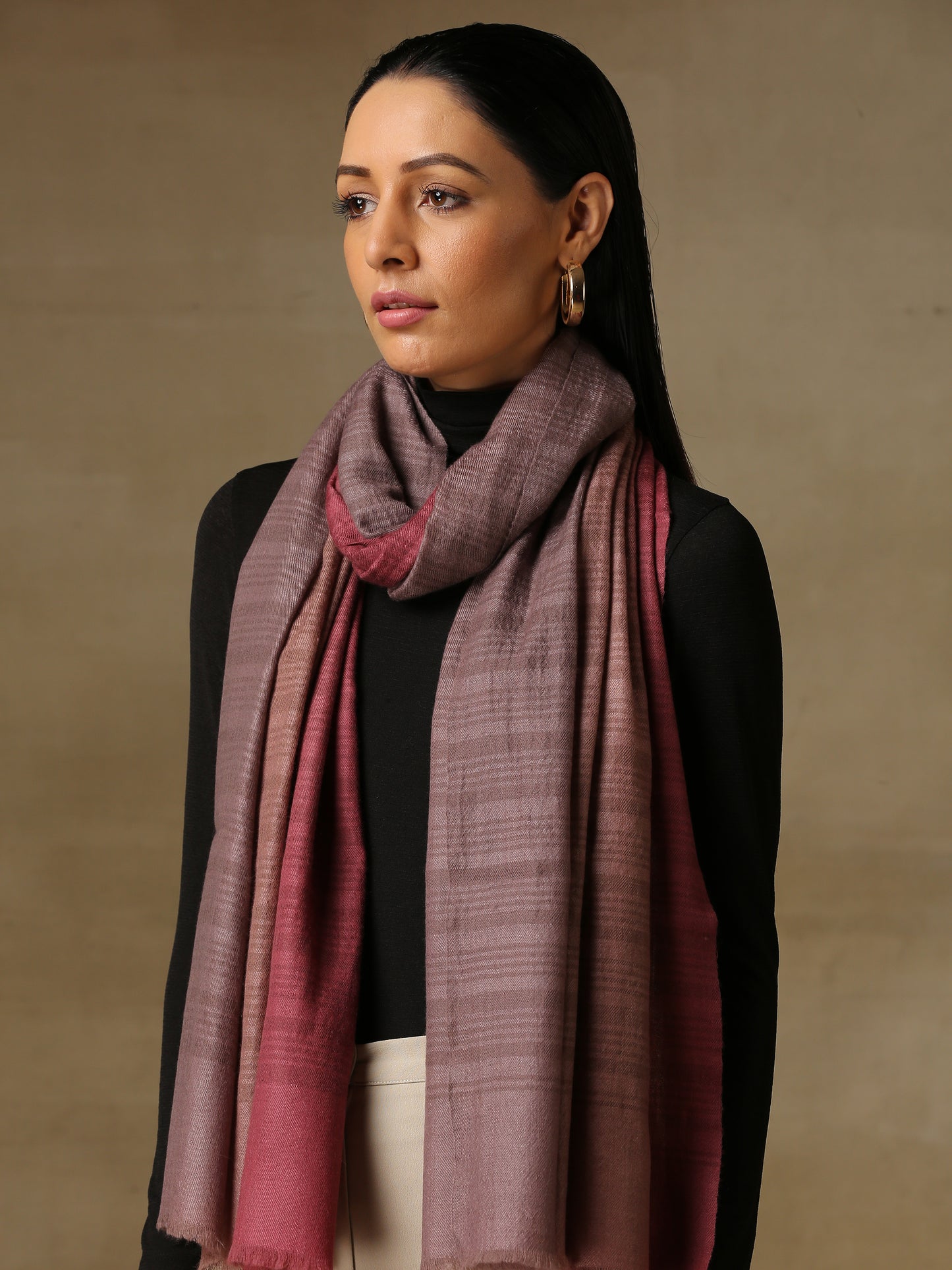 Model is wearing a Pashmina Ombre Stole in self weave in the colour foggy pink.