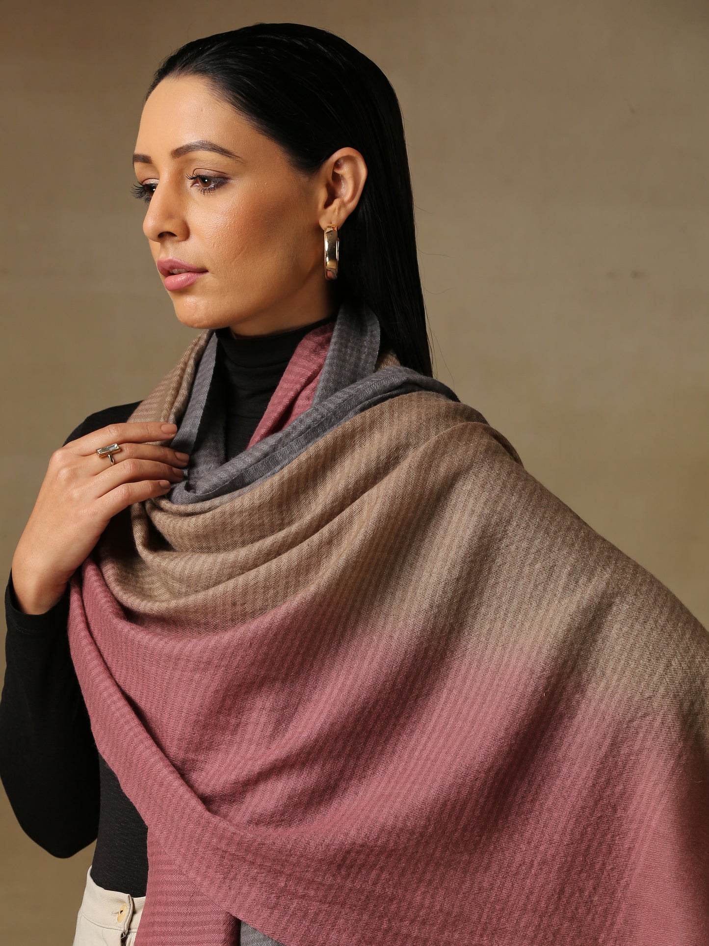 Model is wearing a Pashmina ombre stole in self weave in the colour fawn/nude.