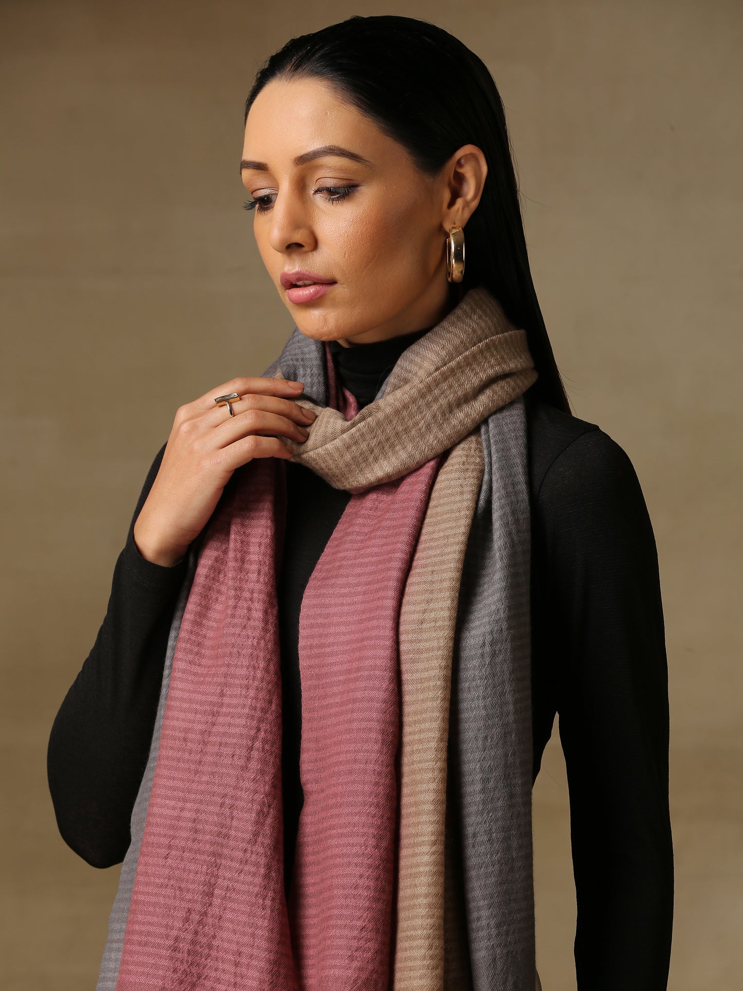 Model is wearing a Pashmina ombre stole in self weave in the colour fawn/nude.