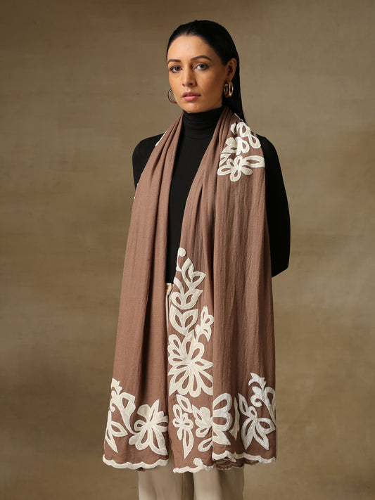 Model is wearing a Velvet affair stole from Shaza, featuring white velvet applique on a toosh coloured cashmere stole. 