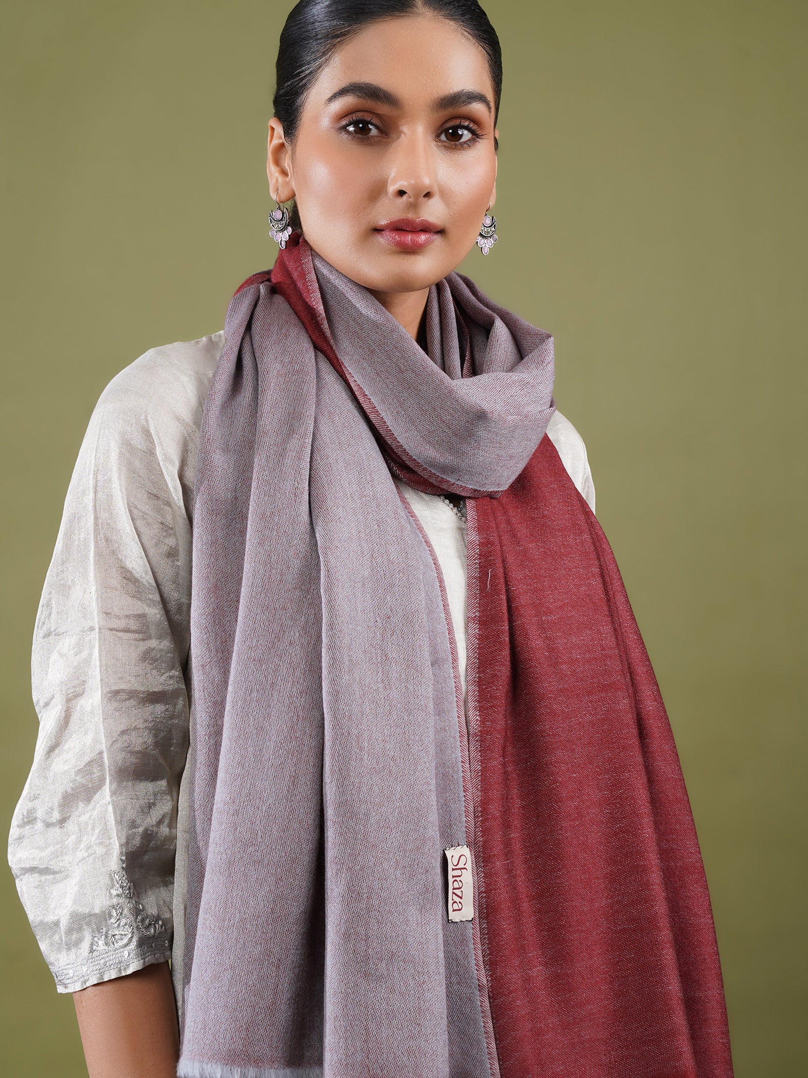 Woman wearing a gray and red stole.
