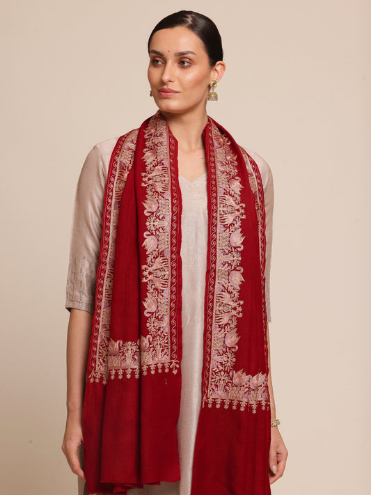 Woman wearing a red stole