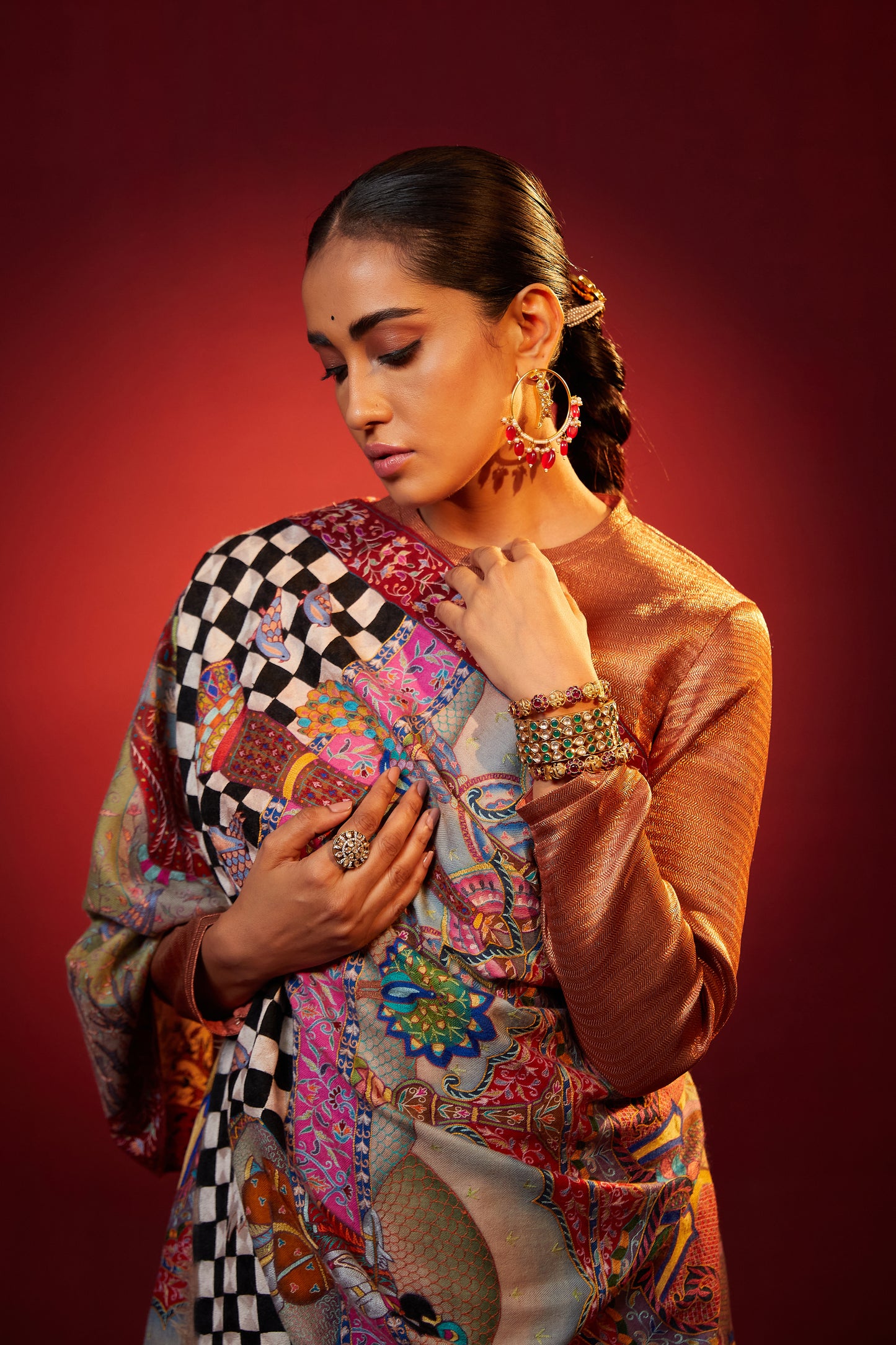 Model is wearing the Manohar Pashmina shawl by Shaza.