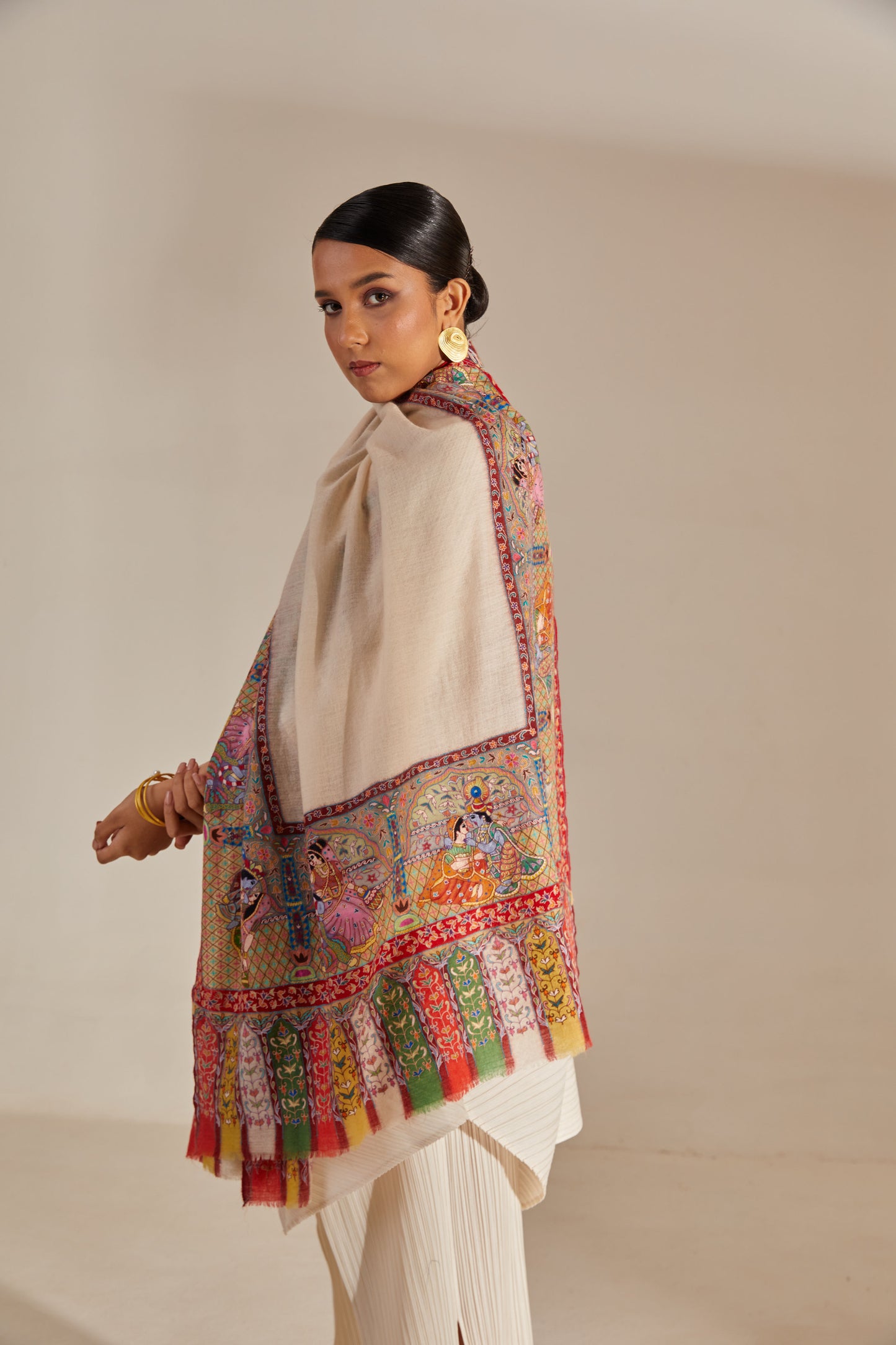Model is wearing the Manohar Border Pashmina Kalmakari Shawl by Shaza.
