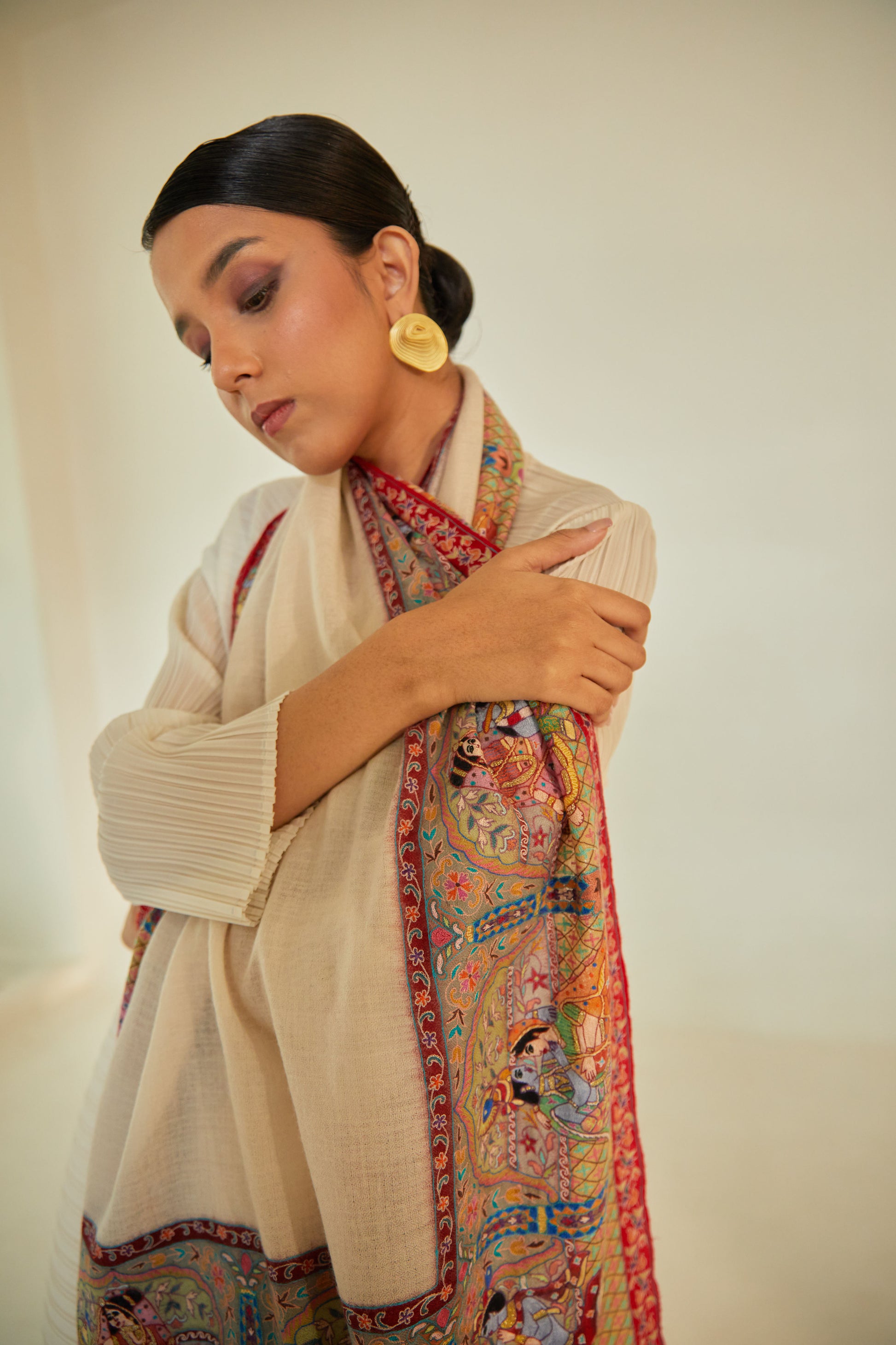 Model is wearing the Manohar Border Pashmina Kalmakari Shawl by Shaza.