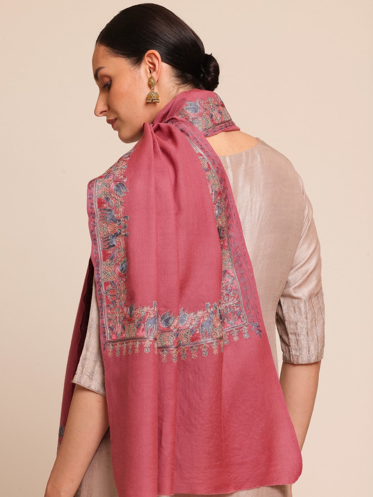 Woman wearing a pink stole
