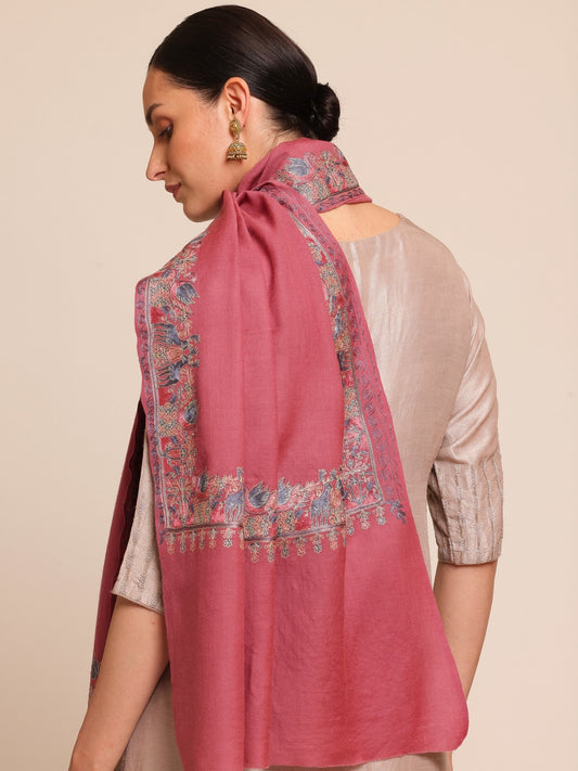 Woman wearing a pink stole