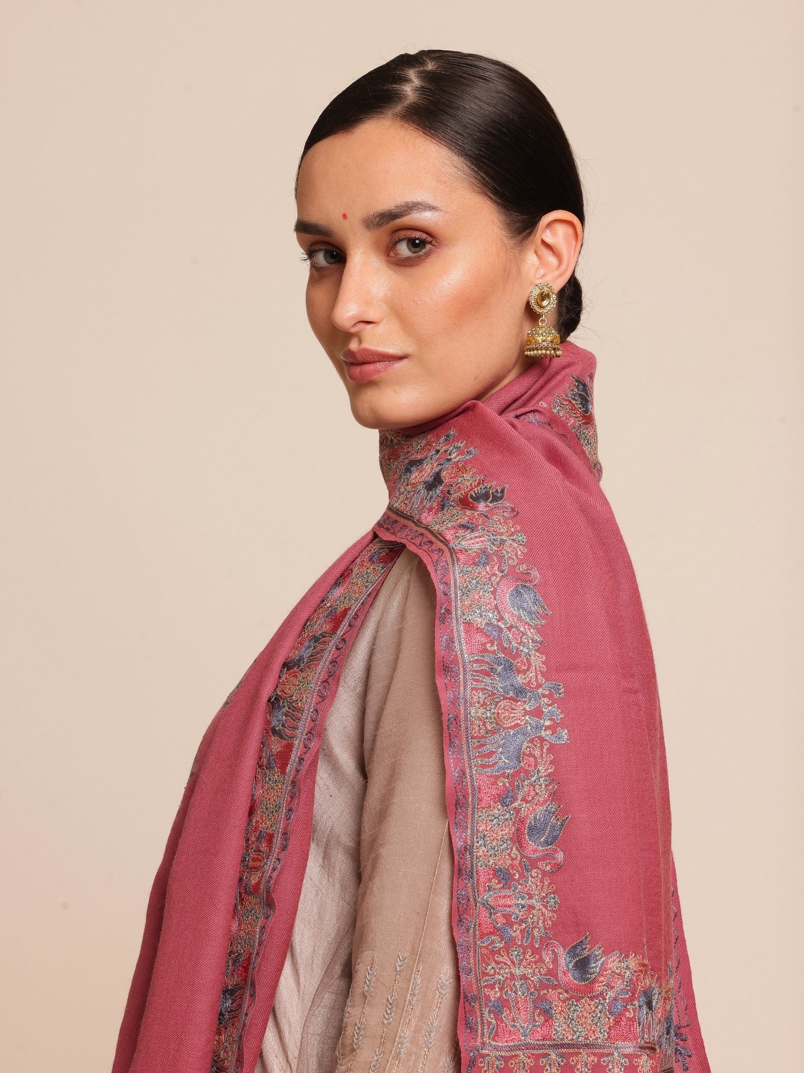 Woman wearing a pink stole