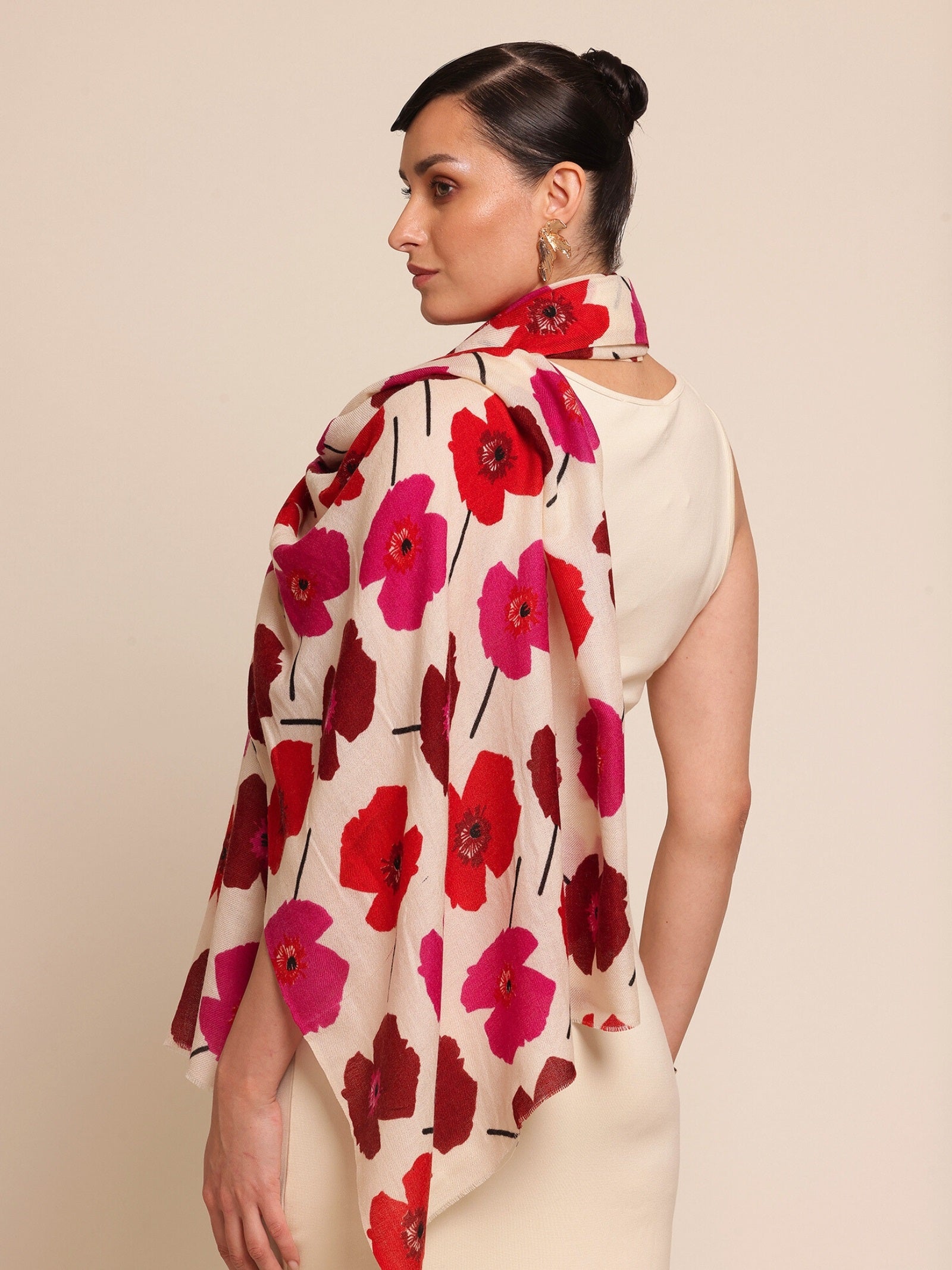 Woman wearing a floral stole with red and pink flowers 
