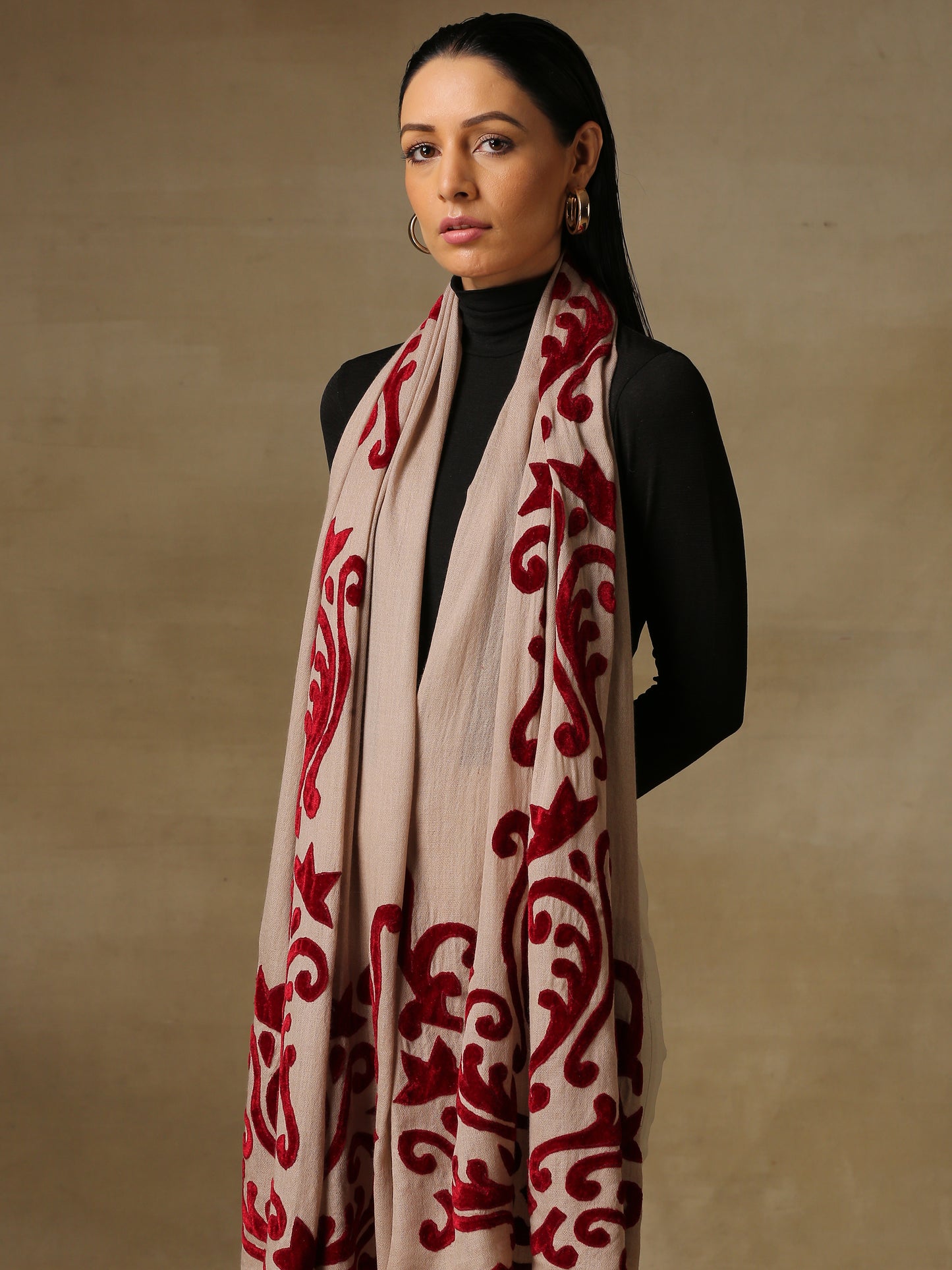 Model is wearing a Velvet Affair stole from Shaza featuring red velvet applique on a toosh coloured cashmere stole. 