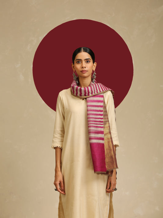 Model is wearing Ekkat reversible stole in a pink with gold zari backing. 