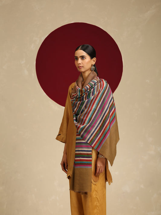 Model is wearing a Qazah stole featuring multicoloured stripes on a gold base.