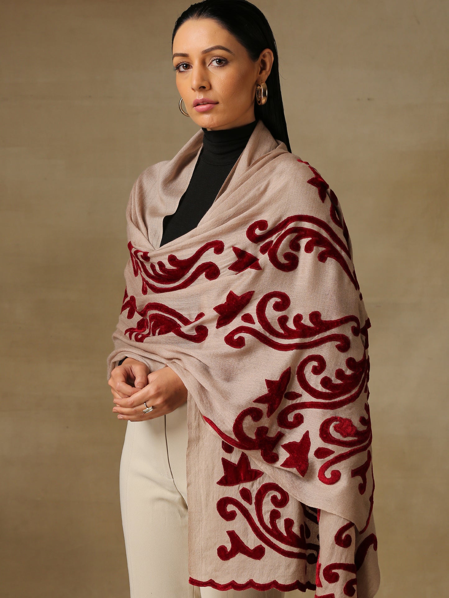 Model is wearing a Velvet Affair stole from Shaza featuring red velvet applique on a toosh coloured cashmere stole. 