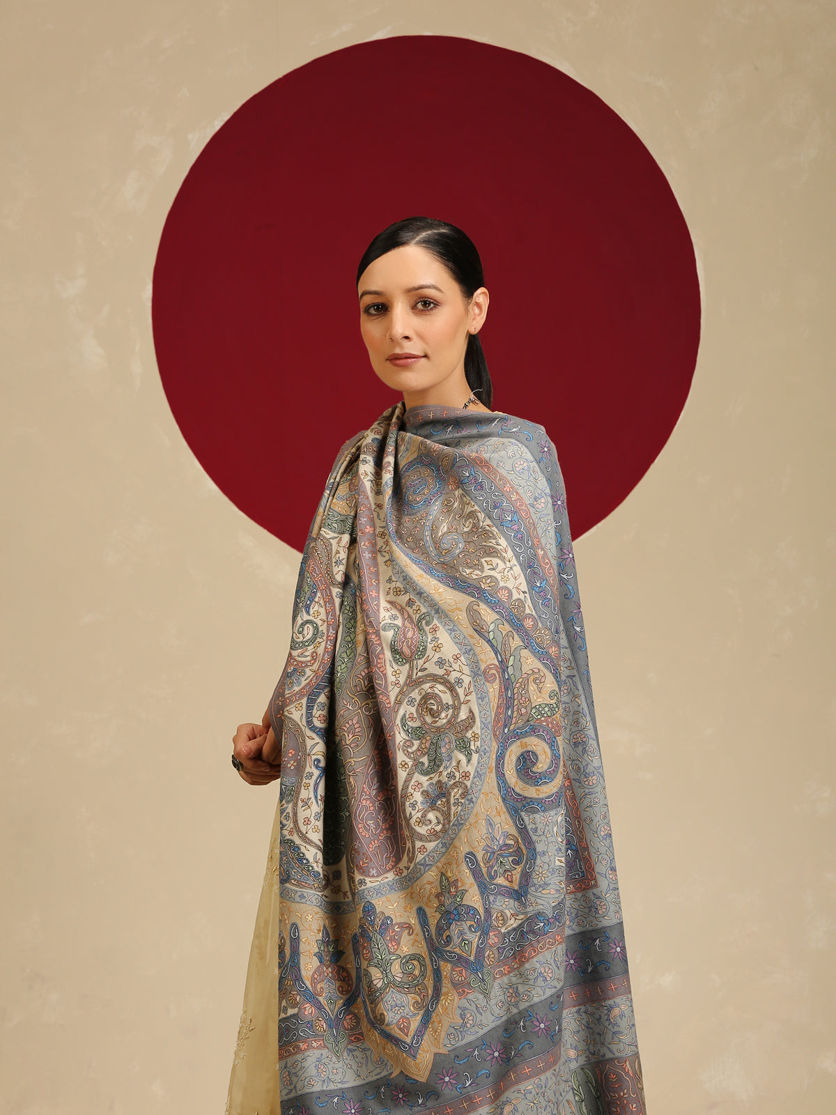 Model is wearing the Noor-e-kalam pashmina shawl from Shaza. 