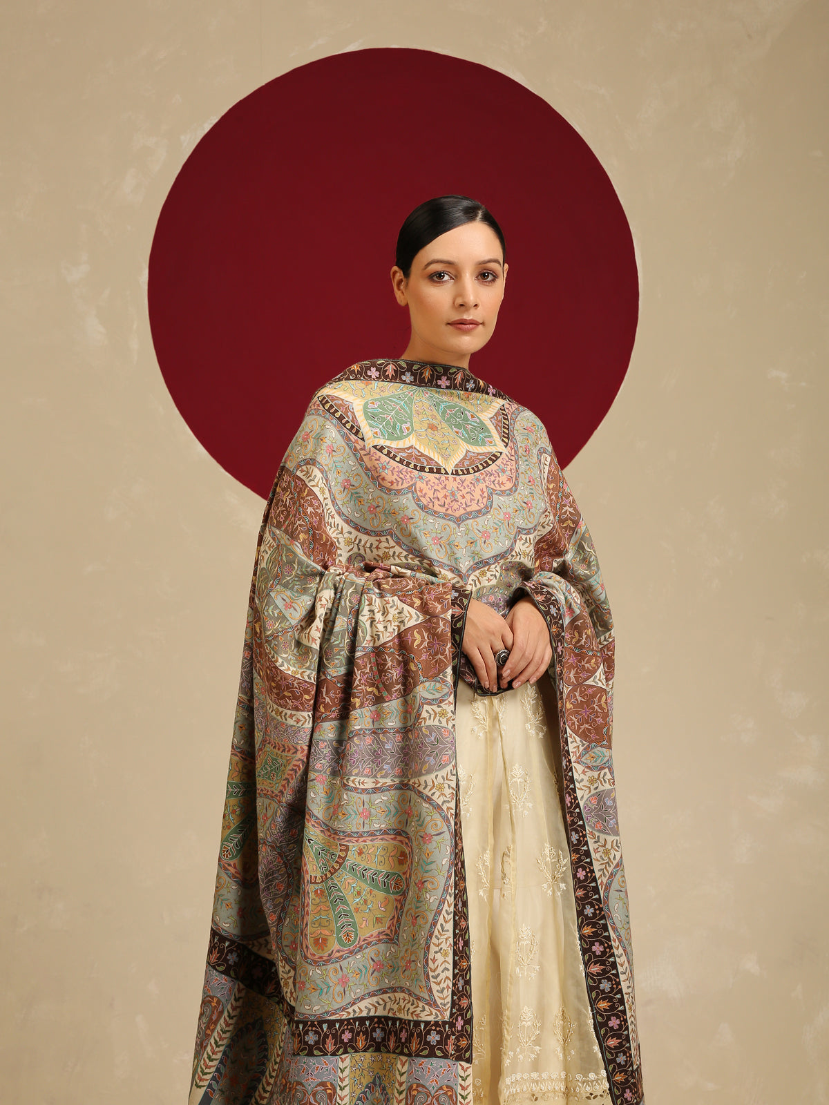 Model is wearing a Kalam-e-adaah pashmina shawl from Shaza.