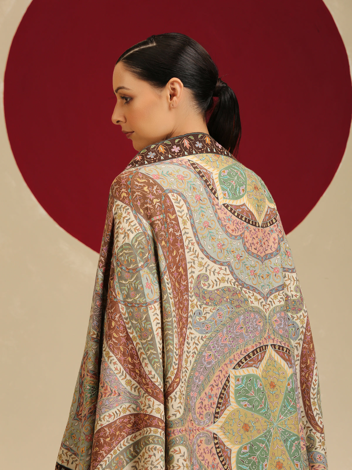 Model is wearing a Kalam-e-adaah pashmina shawl from Shaza.