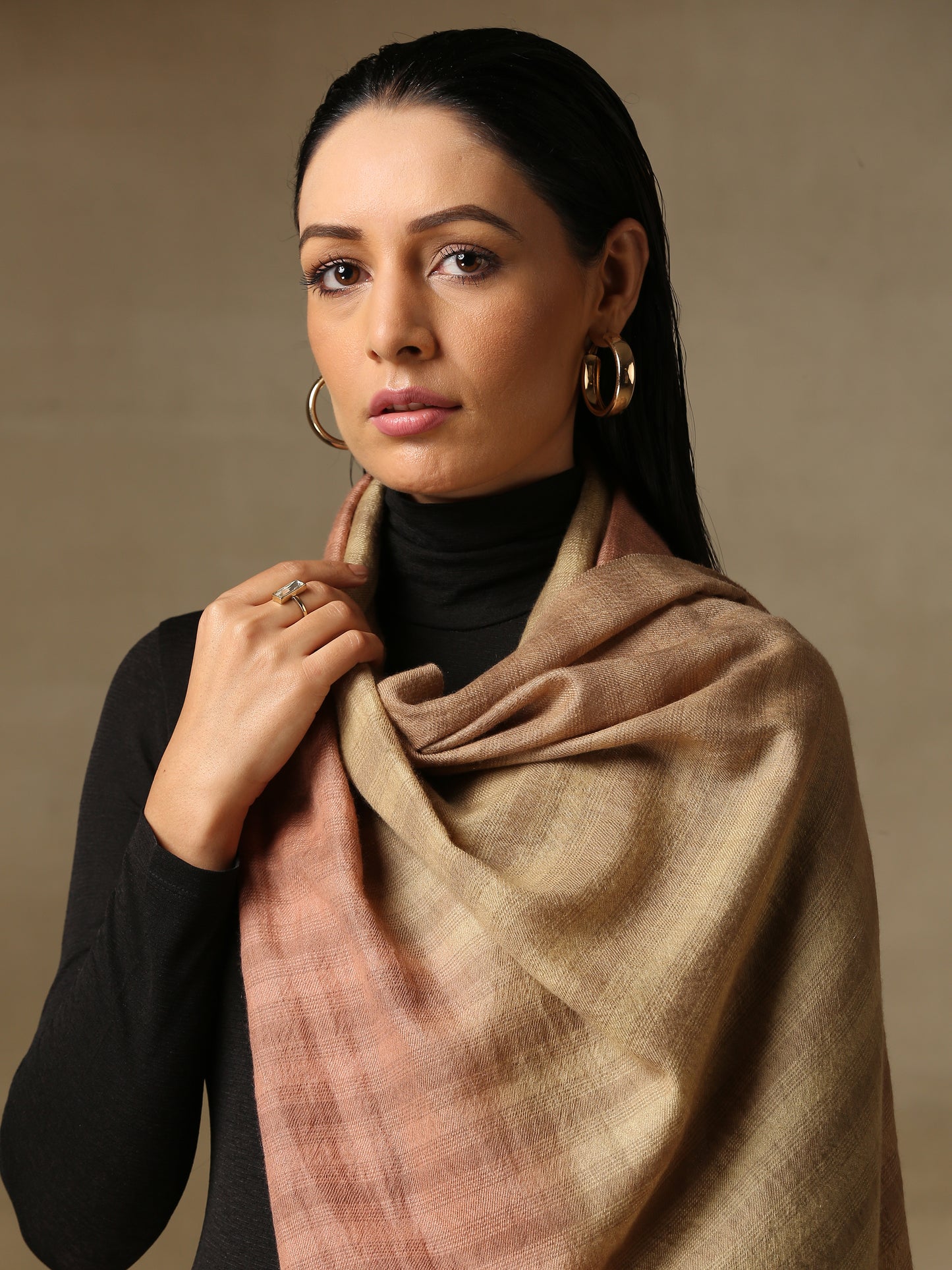 Model is wearing pashmina ombre in self weave stole in colours of blush pink and fawn.
