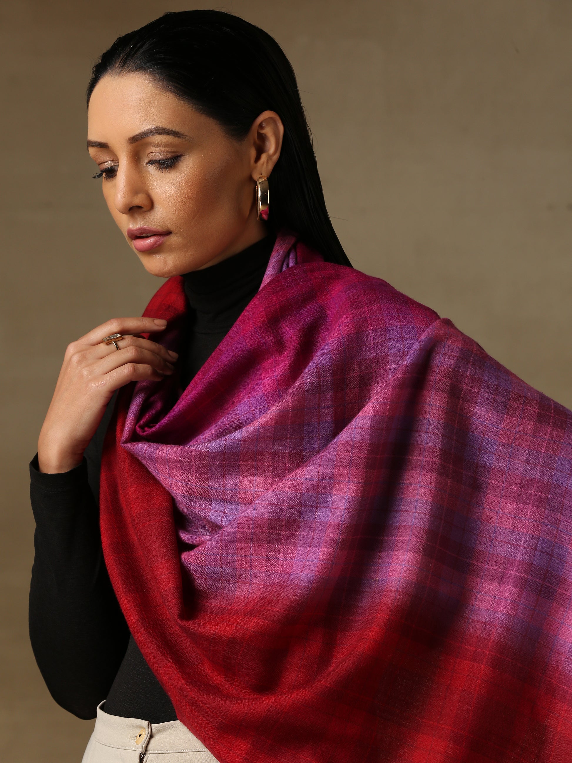 Model is wearing a Pashmina Ombre stole in self weave in the the colour magenta & pink.