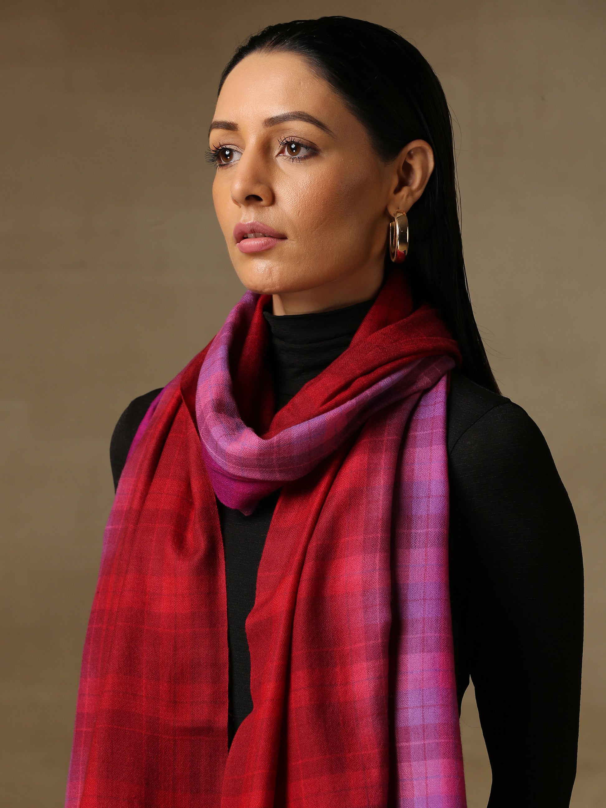 Model is wearing a Pashmina Ombre stole in self weave in the the colour magenta & pink..