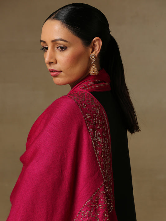 Model is wearing a magenta coloured stole from the Era of Zaywar Border Swarovski Stole collection, hand embellished with gold swarovski in the shape of a vine.